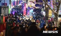 크리스마스 이브, 쏟아져 나온 인파