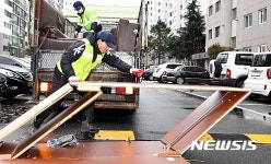 대형폐기물 수거하는 박용갑 구청장