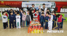 라면으로 만든 크리스마스트리