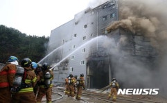 수산물 가공공장 신축현장 화재 진화작업