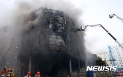 수산물 가공공장 신축현장 화재 진화작업