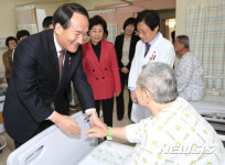 국가유공자와 대화하는 박승춘 처장