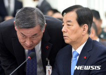 국회 국방위 전체회의서 대화하는 한민구-강병주