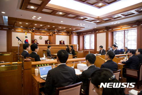 윤석열 대통령 첫 변론준비기일, 대리인 출석 예정, 헌재 재판관 정형식과 이미선 진행.