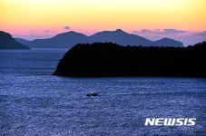 동트는 남해바다