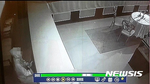 평택 경찰, 5억원 넘는 위조지폐 제조 혐의 20대 2명 체포 후 다른 금은방 특수절도 혐의 추가범죄로 구속영장 신청할 예정 (82자)