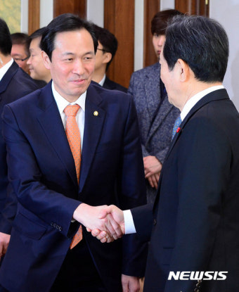 국회의장과 인사 나누는 우상호 원내대표