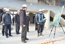 종합스포츠타운 건설현장 점검 나선 충주시장
