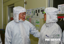 신년 휴일 산업현장 근로자 격려하는 문재인