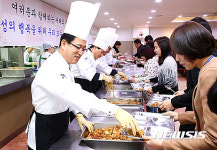 점심 배식하는 허태정 구청장