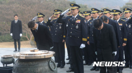 이철성 경찰청장, 국립서울현충원 참배