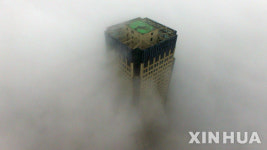 스모그에 둘러싸인 중국 고층빌딩