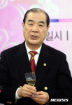 건배제의하는 최성원 백강그룹 회장