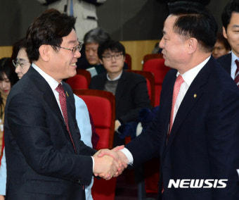 김두관 의원과 인사 나누는 이재명 성남시장