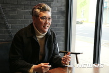 커피 파치먼트 설명 중인 정병인 대표