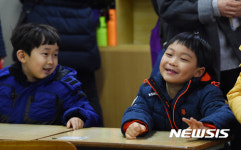 책상에 앉아 즐거운 아이들