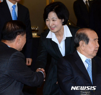 강창희 전 국회의장과 인사 나누는 추미애 대표