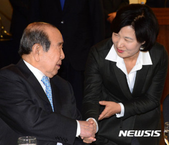 김수한 전 국회의장과 인사 나누는 추미애 대표