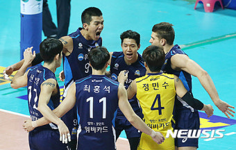 [V-리그]'파다르 25득점' 우리카드, 한국전력 꺾고 4위 탈환