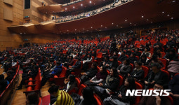 세월호 참사 1000일 공식 추모 행사 관람하는 시민들