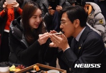 김밥 먹는 안희정 충남도지사