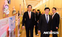 모범 어린이집 둘러보는 정진엽 장관