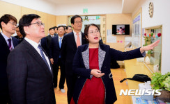 우수 어린이집 둘러보는 정진엽 장관