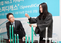 제품 소개하는 콜로플라스트 직원들