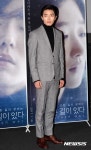 포즈취하는 배우 김재욱
