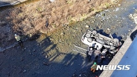 삼척 도계 하천으로 추락한 승합차