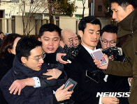 취재진에게 질문세례받는 이영선