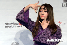 포즈 취하는 시연