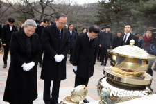 김대중 전 대통령 묘역 참배하는 반기문