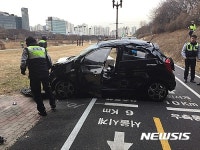 교량에서 떨어진 경차, 자전거 도로 덮쳐