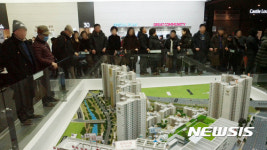 사람들로 가득한 용인 수지 성복역 롯데캐슬 모델하우스