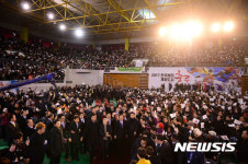 충주체육관 가득 메운 반 전 총장 지지자