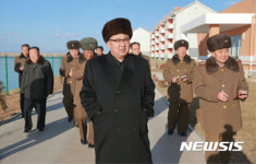 금산포 공장 둘러보는 김정은