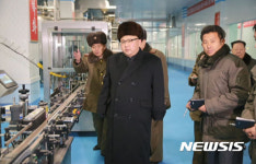 금산포 공장 시찰하는 김정은