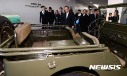유엔평화기념관 방문한 반기문 전 총장
