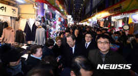 시민에 둘러싸인 반기문 전 총장