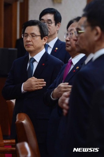 국기에 대한 경례하는 황교안 권한대행