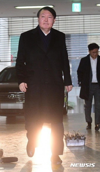 윤석열 수사팀장, 특검 사무실 출근