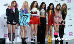 포즈 취하는 걸그룹 CLC