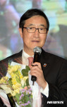 한종종합건축사사무소주 | 수상 소감 말하는 한종률 서울세계건축대회 조직위원장