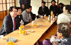 어르신들과 대화 나누는 제천시장