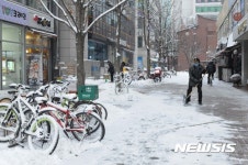 상가 앞 눈 치우는 주민들