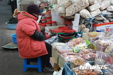 손님 기다리는 서문시장 상인