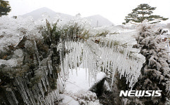 산청 동의보감촌 인공폭포 설경