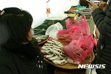 여수수산시장 임시판매장 좌판 건어물