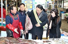 전통시장 장보기 행사 나선 정헌율 익산시장